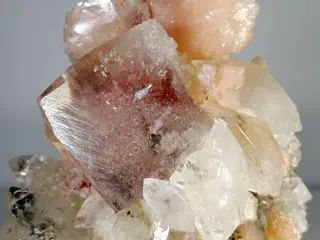 Calciet, Stilbiet op Apofylliet Kristallen op matrix -