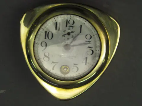 #03 The New Haven Clock