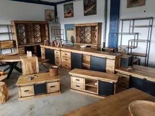 Teakpaleis zijn grote collecties industrieel,vintage meubels