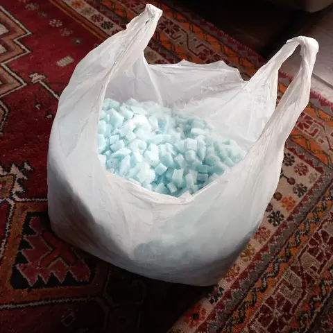 schuimrubber. , voor kussenvulling of vulling voor knuffels schuimrubber