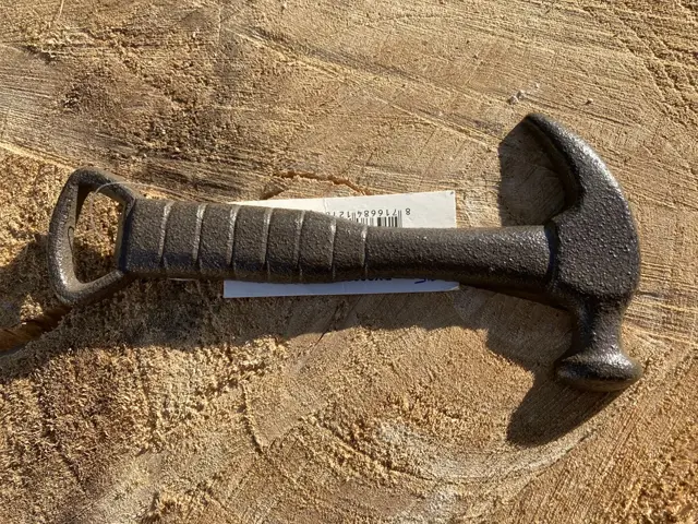 GIETIJZEREN FLESOPENER HAMER NIEUW