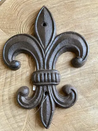 GIETIJZEREN FRANSE LELIE MUURDECORATIE BRUIN NIEUW