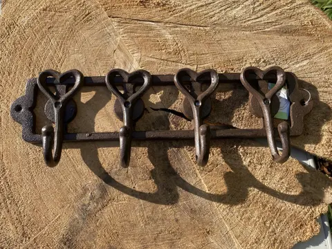 GIETIJZEREN KAPSTOK MET 4 HARTEN HAKEN nieuw