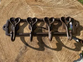 GIETIJZEREN KAPSTOK MET 4 HARTEN HAKEN nieuw