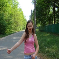 Een vrouw met kleine boezems hier