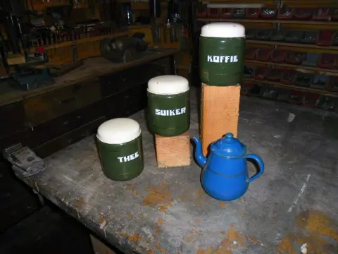 Te koop drie voorraad bussen en theepot