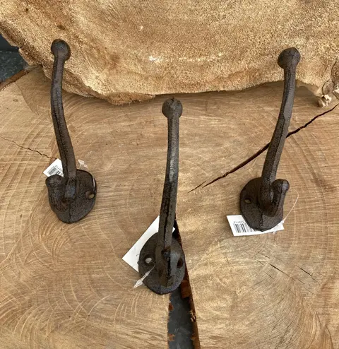 GIETIJZEREN KAPSTOKHAAK DUBBEL RUSTIEK 1, 3 stuks NIEUW