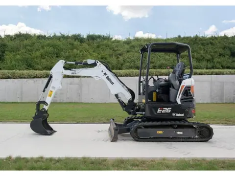 Bobcat E26 (Gratis hydraulische snelwissel en 3 bakken)