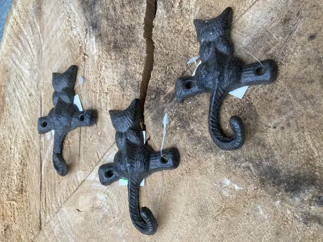 GIETIJZEREN KAPSTOKHAAK KAT nieuw  Gietijzeren kapstokhaak kat van achter zittend. Het staartje krul