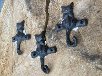 GIETIJZEREN KAPSTOKHAAK KAT nieuw  Gietijzeren kapstokhaak kat van achter zittend. Het staartje krul