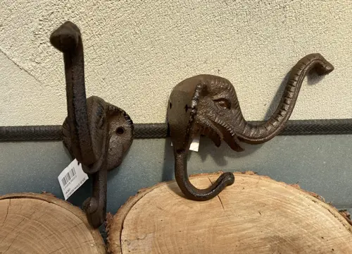 GIETIJZEREN KAPSTOKHAAK OLIFANT DUBBEL NIEUW  Grote dubbele haken in roestbruin. Voorzien van 2 gate