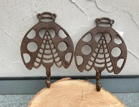 GIETIJZEREN KAPSTOKHAAK ORNAMENT LIEVEHEERSBEESTJE GROOT NIEUW