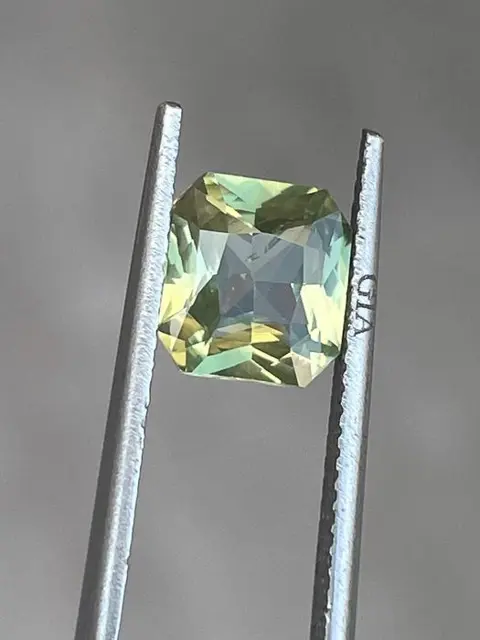 1 pcs Geel, Groen Saffier - 2.00 ct